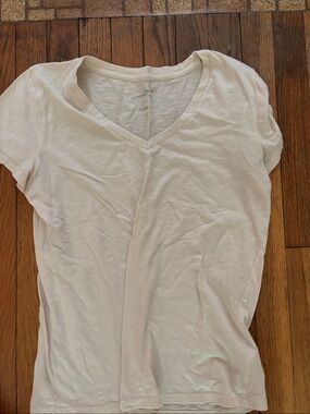 Universal Thread Cream V-Neck Short Sleeve Tee
